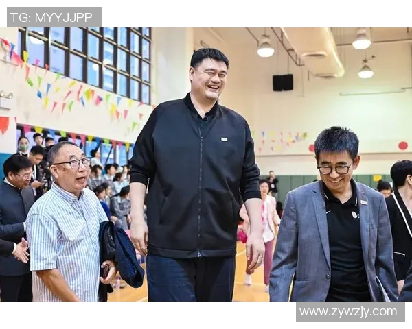 姚明重返球场展现传奇风采引发球迷热烈追忆与欢呼